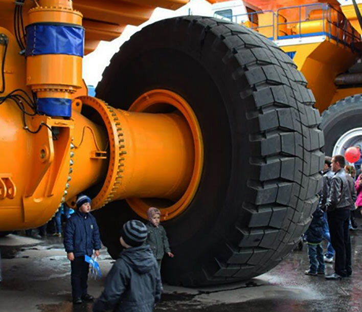 сколько атмосфер в колесе белаза 450 тонн