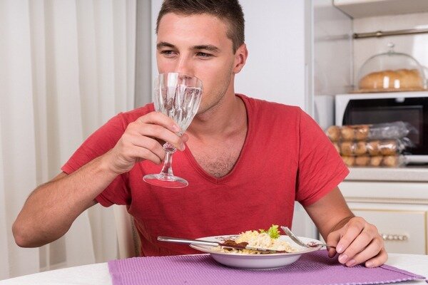 Каких только мифов не услышишь о том, что делает выпитый во время обеда стакан воды (Фото: fitbynet.com)