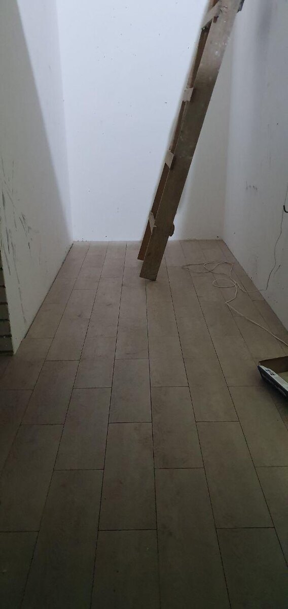 Тут скоро будет собираться нормальная лестница на 2 этаж. Фото Никитина.