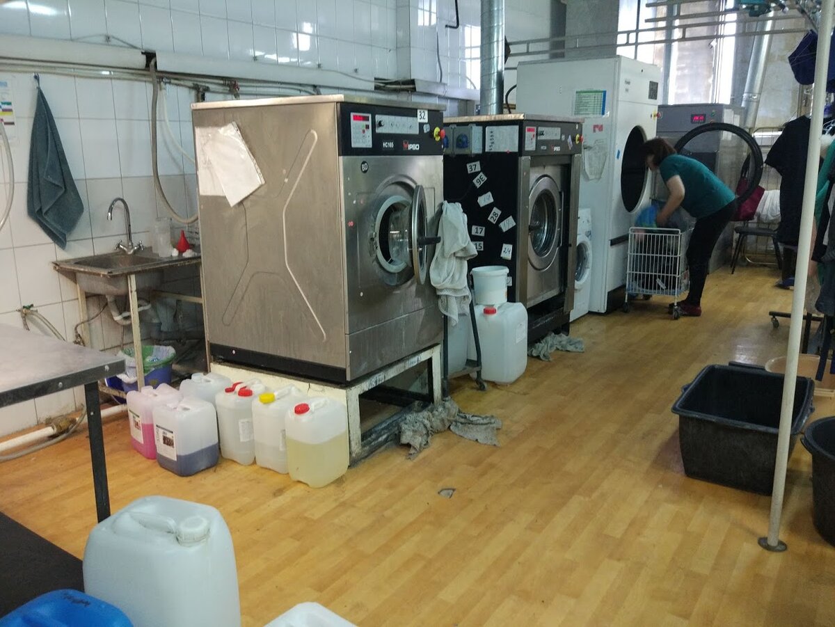 К огромному сожалению, такие кадры всё еще не редкость в цехах предприятий. Хуже только, когда на полу лежит клочками плитка из СССР 10х10 см и местами дыры замазаны цементом. Видел я и такие полы, и эти же полы покрашенные масляной краской. Ни о какой чистоте речи не идёт. 
