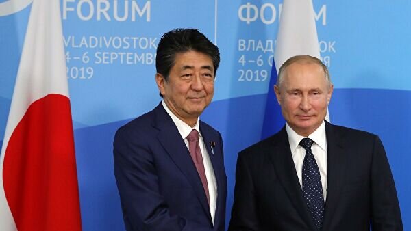 НОВО-ОГАРЕВО, 16 янв - РИА Новости. Президент РФ Владимир Путин и генеральный секретарь совета национальной безопасности Японии Сигэру Китамуро в ходе встречи в четверг отметили поступательный характер развития отношений двух стран."Отношения между нашими государствами развиваются поступательно, это нас очень радует", - сказал Путин.Он также передал "самые наилучшие пожелания" премьер-министру Японии Синдзо Абэ и выразил надежду на то, что на встрече удастся обсудить, когда и где можно было бы продолжить с ним встречи и консультации.30 декабря 2019, 13:09                       Путин уверен, что 2020 год поспособствует сближению России и ЯпонииКитамура в свою очередь поблагодарил Путина за то, что тот нашел время для встречи, несмотря на его занятость в связи с переформированием правительства РФ, и передал российскому лидеру приветствия от Абэ. Он также отметил, что двусторонние отношения развиваются "скачкообразно", в том числе и благодаря личным и доверительным отношениям лидеров стран. Генсек совета нацбезопасности Японии также отметил, что обе страны несут ответственность за обеспечение безопасности в Восточной Азии."Я хочу развивать наше стратегическое взаимодействие и хочу, чтобы наши страны стали государствами-партнерами, которые могут друг другу доверять", - подчеркнул он.Кроме этого, Китамура сообщил, что провел с секретарем Совета безопасности РФ Николаем Патрушевым конструктивные переговоры, в ходе которых стороны "смогли откровенно обмениваться мнениями по всему комплексу вопросов в сфере безопасности", относящихся к двусторонним отношениям.
