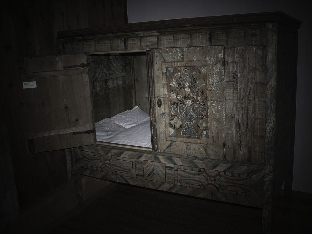 Раньше люди не спали. Кровать Петра 1 в Голландии. Кровать в средневековье. Средневековый спальный шкаф. Шкаф кровать Средневековая.