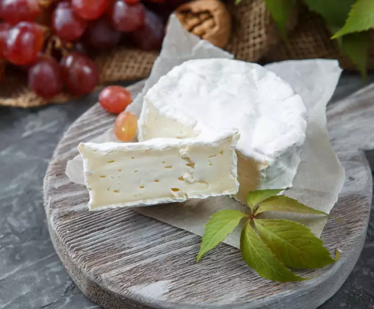 Как есть сыр с белой плесенью. Сыр камамбер. Каламбур сыр. Сыр Camembert. Французский сыр камамбер.