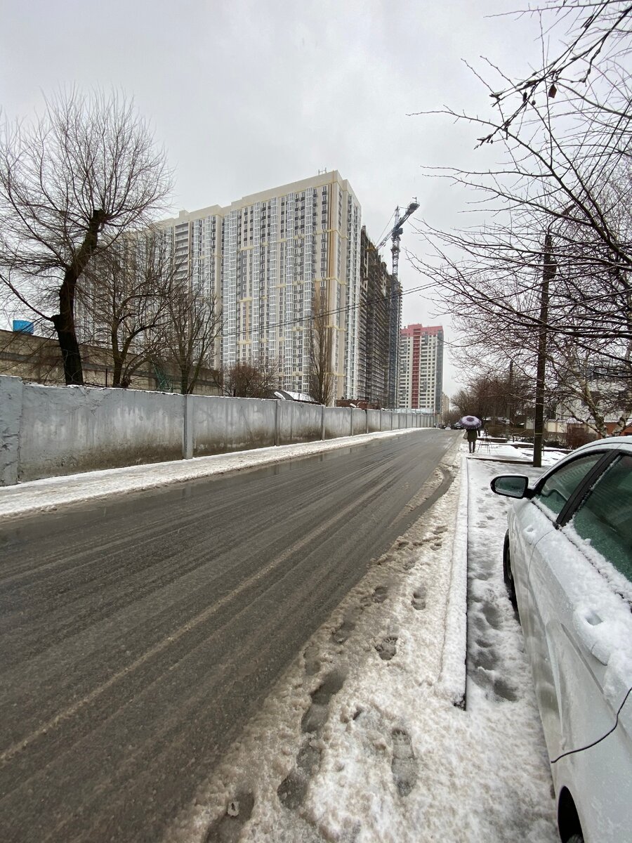 ул. Мильчакова - основная дорога въезда и выезда из комплекса