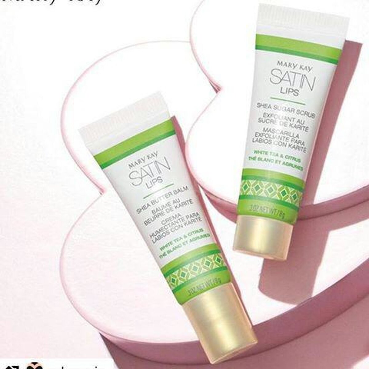 ИЗ чего же состоит двухступенчатая система SATIN LIPS восстановления  губ ?  Система включают в себя два средства :  1. Сахарный скраб   для губ с маслом ши, который деликатно отшелушивает кожу губ, придает ей мягкость и гладкость, мгновенно улучшая внешний вид губ. 2. Бальзам для губ с маслом ши, который  питает кожу губ, придавая ощущение глубокого увлажнения.