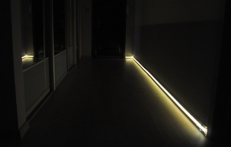 Декоративная подсветка плинтуса светодиодной или люминесцентной лентой с датчиком света и движения