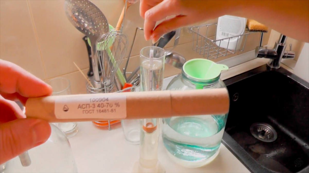 Желательно пользоваться профессиональным спиртомером но можно и бытовым.