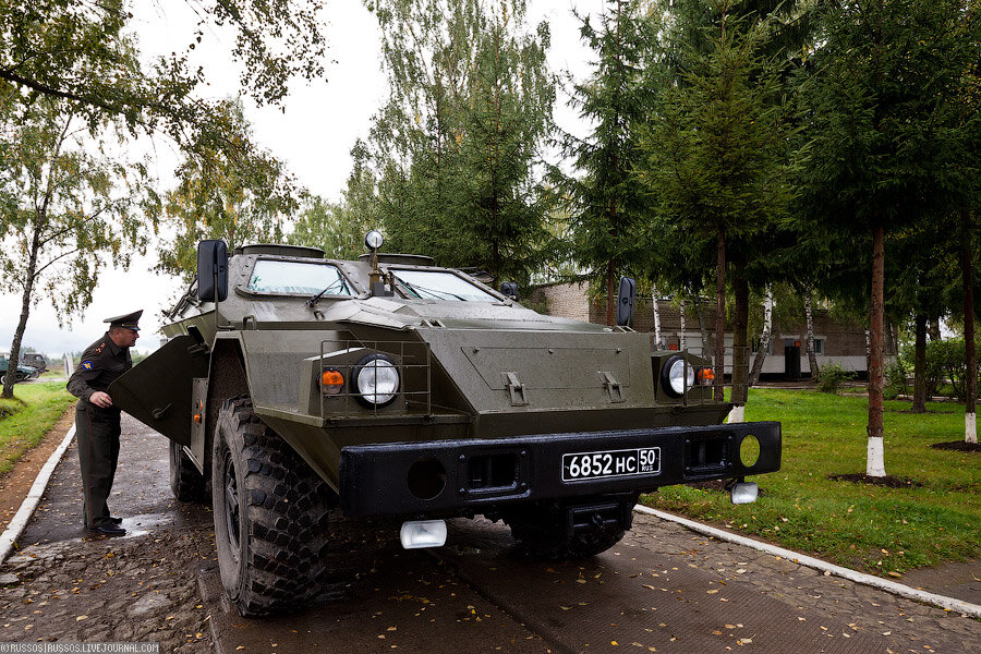  1. Сначала мы поехали на КП, откуда идет  управление всем районом. Тут же, за периметром, находится и действующая  шахта с ракетой.