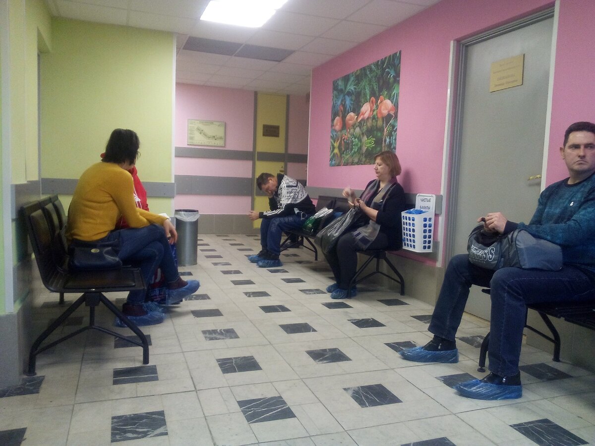 в Москве дух пациентов в очереди к врачу поднимают разноцветными картинками...
