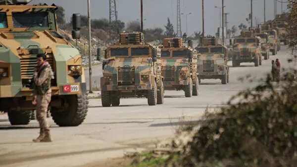03:46 28.02.2020 (обновлено: 08:56 28.02.2020)34313© AP Photo / Ghaith AlsayedТурецкий военный конвой в провинции Идлиб, Сирия. Архивное фотоАНКАРА, 28 фев - РИА Новости. Турция начнет в пятницу консультации с НАТО в связи с гибелью трех десятков военных в результате авиаудара в сирийском Идлибе, заявил пресс-секретарь правящей Партии справедливости и развития Омер Челик, назвав случившееся "нападением" на альянс.