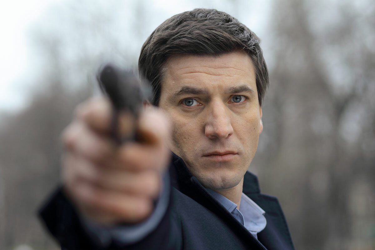 Ох, складывается ощущение, что в НТВ существует методичка по съемкам коммерчески успешных, но абсолютно пустых сериалов. 
Я вообще не понимаю, как тема полиции стала настолько популярной в нашей стране. Настолько, что НТВ успешно эксплуатирует ее на протяжении многих лет и отлично себя чувствует. Это для меня загадка тысячелетия.

Ведь сотни опросов доказывают (не всегда убедительно), что к полиции в нашей стране очень неоднозначное отношение. Да что уж говорить, фольклор родился не на пустом месте, как и уничижительное название сотрудников полиции, которое никуда не исчезло даже после переименования.

Я к полиции отношусь нейтрально. Мне приходилось сталкиваться лично лишь с честными и добросовестными сотрудниками органов (да, есть и такие), но также приходилось сталкиваться с низкой эффективностью наших правоохранительных органов.

А потом ты включаешь НТВ и там просто непрекращающийся, плохо поставленный экшен и бесконечный пафос от которого тошнит. Глотком свежего воздуха, пусть и на короткое время, был "Глухарь". Но лишь на контрасте.

В общем в топку сериалы от НТВ.