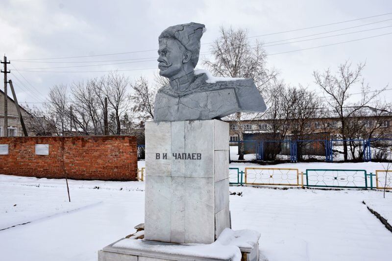 Чесма челяб обл. Василий Иванович Чапаев Чесма. Памятник Чапаеву Чесма. Памятник Чапаеву Чебоксары. Чесма Чапаева 71а.