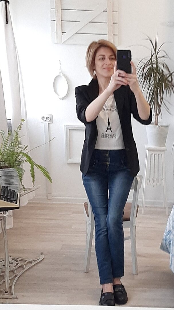 В комплекте с джинсами.