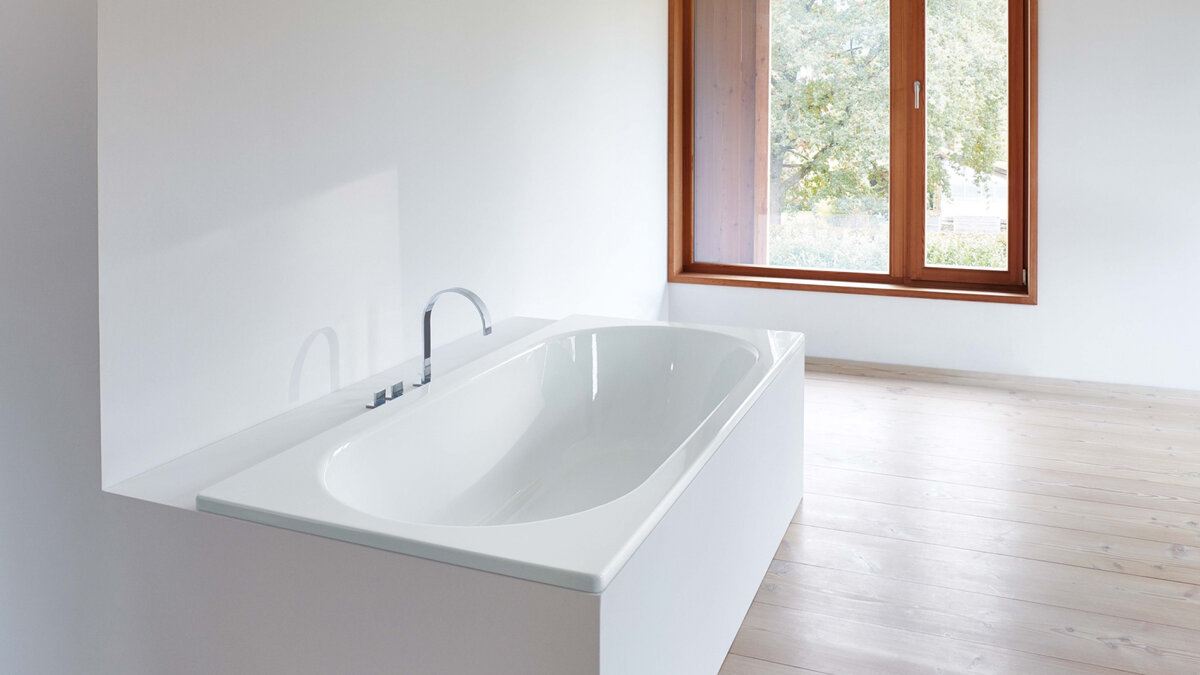 Стальная ванна тоже может красиво смотреться в интерьере.