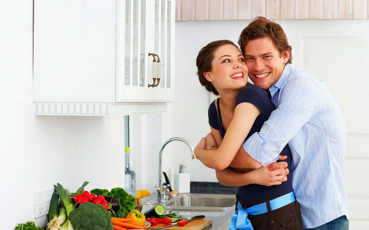 Счастливые отношения в семье. Пара на кухне. Мужчина и женщина на кухне. Женщина на кухне.