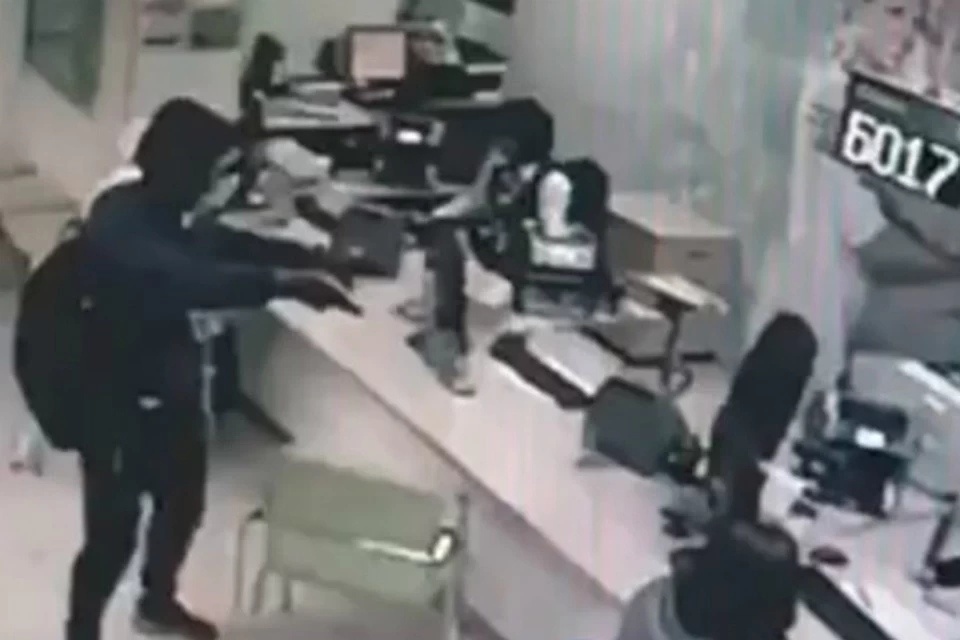 В самом конце 2019 года грабители в масках совершили дерзкий налет на банк в Санкт-Петербурге: они заставили клерков ползать на коленях и похитили пять миллионов рублей. Бандитам удалось скрыться — полиция ищет их до сих пор. Столь же дерзкими ограблениями несколько лет назад прославились самарские налетчики, похитившие из банков около 20 миллионов рублей.  
Они готовили ограбления, просматривая художественные фильмы, но несмотря на такой дилетантский подход, им везло. До поры до времени. Пока оружие, которым они угрожали кассирам и охранникам, однажды не выстрелило. Главарь банды Виктор Самсонов получил 20 лет колонии строгого режима. В интервью он рассказал, как жажда красивой жизни привела его за решетку