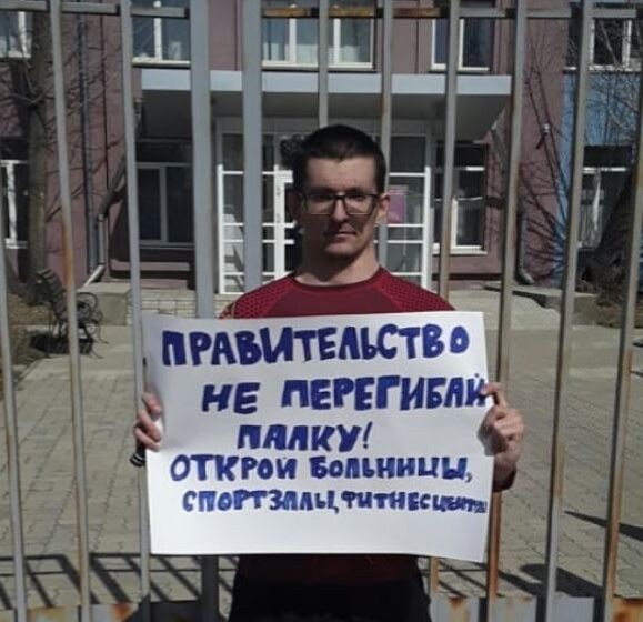 Стоя в пикете напротив прокуратуры, я думал что прокурор спасёт меня от полиции и разъяснит им ФЗ-54, но он походу сам вызвал этих полицейских.