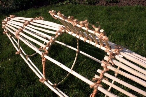 
Прежде всего, надо собрать материал. Я использовал лещину. Выберите тонкие длинные прутья, возрастом, по моей оценке, 2 года. Вам не обязательно использовать лещину. Есть большое количество других видов деревьев, которые можно использовать. Мне кажется, что хорошо подойдет ива и даже побеги ольхи.

Когда добудете дерево, можете ободрать кору и связать ветки в небольшую вязанку, для того, чтобы дать им высохнуть.Орешник высыхает за одну ночь на горячем радиаторе. Дерево выдерживает это и не трескается. Но для следующего этапа надо иметь под рукой свежие ветки, т.к. сырыми их легче согнуть

Дальше вам надо сделать несколько обручей, которые станут частью каркаса ловушки. Из сырого дерева, постепенно разработанного вручную для гибкости, начните формировать обручи 

Завяжите веревку вокруг них, чтобы закрепить на месте. Затем дайте им высохнуть и, когда из дерева уйдет вся влага, они сохранят свою форму. Я использовал для каркаса в общей сложности 6 обручей 
Когда они высохнут и окрепнут, вы можете ослабить концы, чтобы хорошо подогнать их по размеру. Теперь свяжите их, чтобы сделать красивый обруч. Я использую для этого кору липы. Как вы в этом убедитесь, это легче сказать, чем сделать !

Когда обручи готовы и высушены, возьмите сухую ветку и начните делать основной каркас. Начните с привязывания 4 веток к обручам. И затем еще 4 между ними [puc.7]. Убедитесь, что все ваши узлы надежные и крепкие!

Сделайте маленькую дверь в отверстии для вытаскивания рыбы из ловушки [puc.8]. Я настоятельно это рекомендую! Это действительно очень нужно для размещения приманки и т.д.

Далее просто продолжайте добавлять ветки для того, чтобы доделать клетку. Вы должны получить что-то похожее на это 

Теперь настало время сделать однонаправленный вход/входы (можно сделать по одному на каждой стороне или только на одной стороне ловушки). Очень трудно объяснить, как я сделал их, поэтому просто собираюсь показать вам следующую фотографию.

По существу, предпочтительнее связать все деревяшки вместе в кольцо, чем делать еще один маленький обруч. Если вы сделали только 1 вход, то другой конец просто заблокируйте .

Если вы обнаружили, что ваша ловушка имеет большие щели, можете равномерно обвязать веревкой всю конструкцию, чтобы ни одна мелочь не смогла уйти

ТЕПЕРЬ ТЕСТИРУЕМ!

Я слышал, что такие ловушки работают хорошо в реках, если вход, обращен против течения, но я использовал свою ловушку в озере и она отлично сработала.

В качестве приманки я набил сосновую шишку хлебом и повесил ее в центр ловушки двумя отрезками веревки. Я расположил ее рядом с входом 

Утяжелите ловушку камнями и положите ее в воду. Я привязал к ней веревку, чтобы можно было вытянуть ловушку обратно на берег. От берега оттолкнул ее длинной палкой.

Если вы не поймали ничего в первый раз, не волнуйтесь. Причиной этого могут быть разные случайные обстоятельства. Вам возможно придется установить ловушку на длительное время, но всегда помните, что ее нужно регулярно проверять!!!