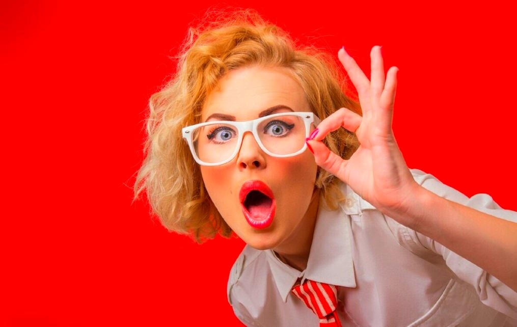 Удивленная женщина
