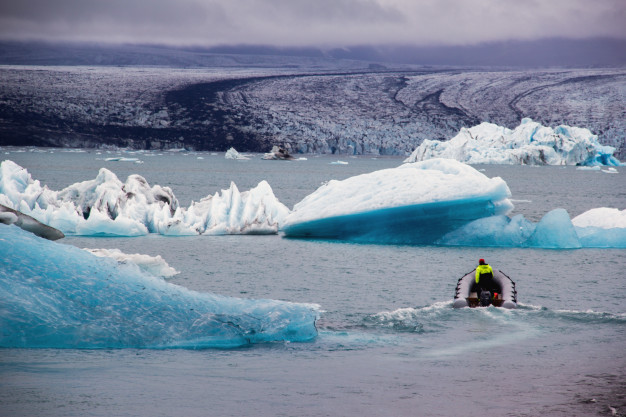 https://ru.freepik.com/free-photo/the-boat-in-the-glacier_1483981.htm