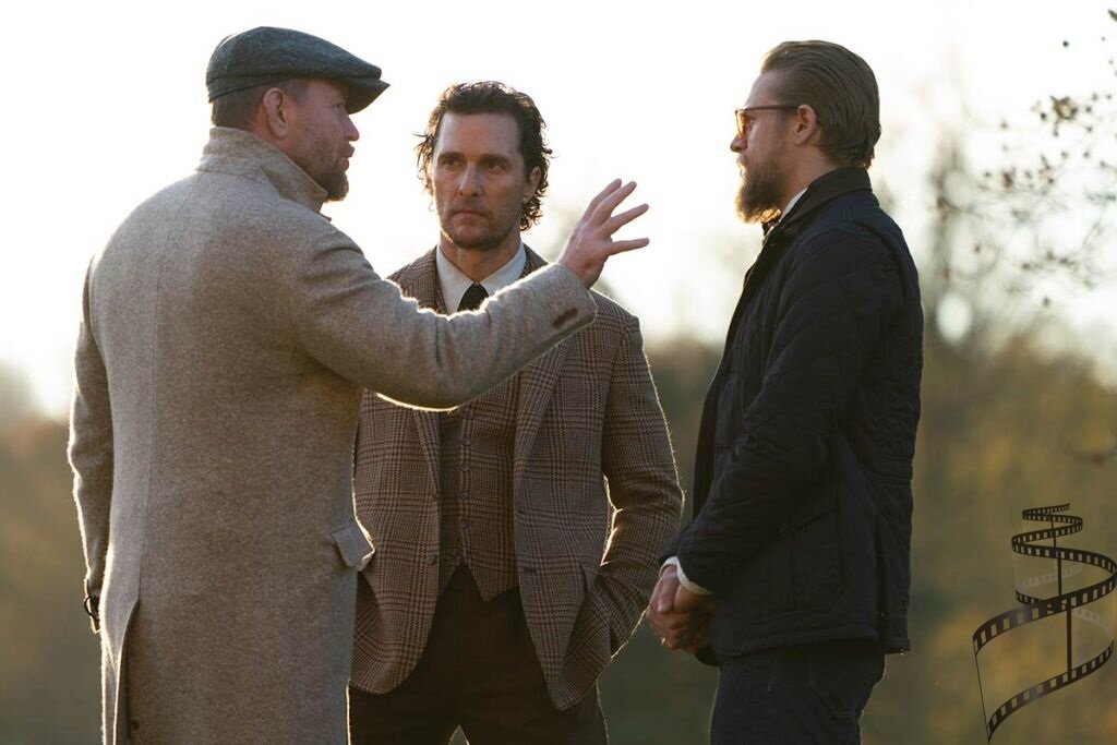 Гай Ричи с актерами на съемочной площадке "Джентльменов"