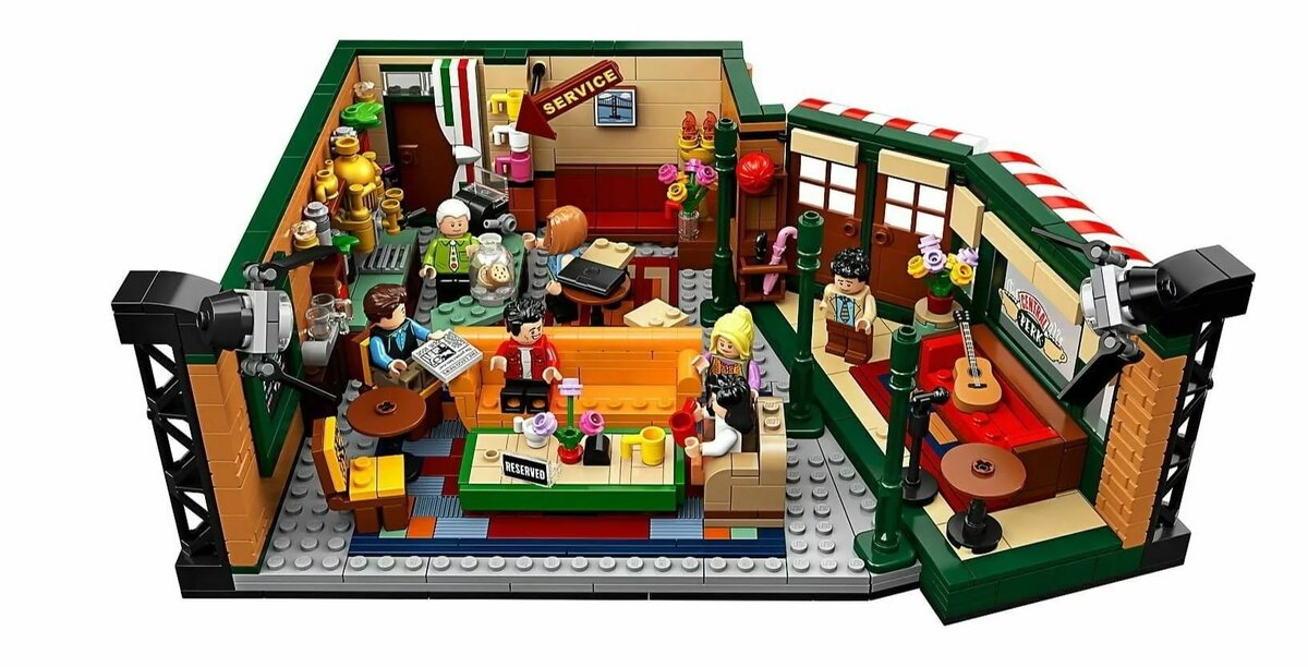Так набор выглядит без коробки. Мы видим известное кафе CENTRAL PERK. Мне понравились отдельные детали такие как: гитара лежащая на красном диване, самовар, три кружки около входа белого , жёлтого и розового цветов, красивую картину и большой оранжевый диван.  
