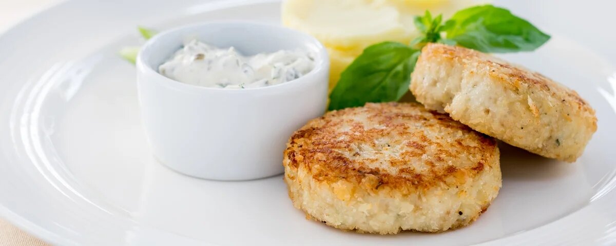 Очень вкусно и просто! А соус придает  котлеткам еще большую сочность!
