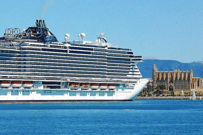 Мегалайнер MSC Seaview заходит в порт Пальма 2019. фото