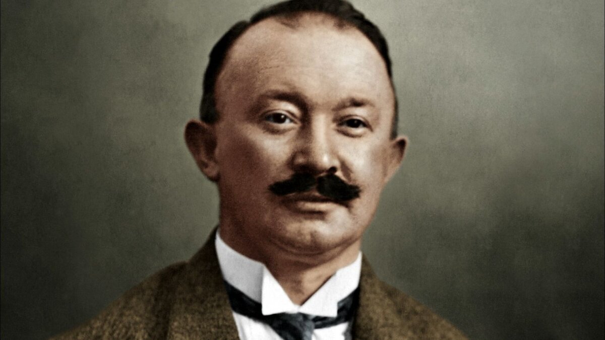 К слову, вскоре после Второй Мировой Хуго Босса сгубил больной зуб. 