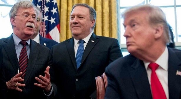 Уволенный советник президента США по национальной безопасности Джон Болтон (слева), госсекретарь США Майкл Помпео и президент Дональд Трамп. Фото пресс-службы Белого дома