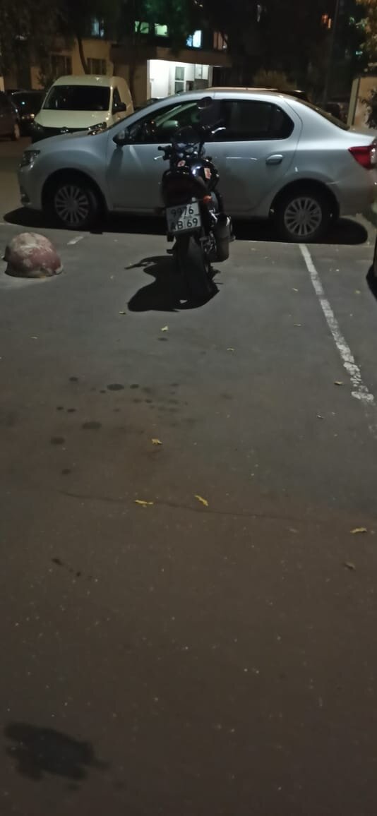 Занял парковочное место.