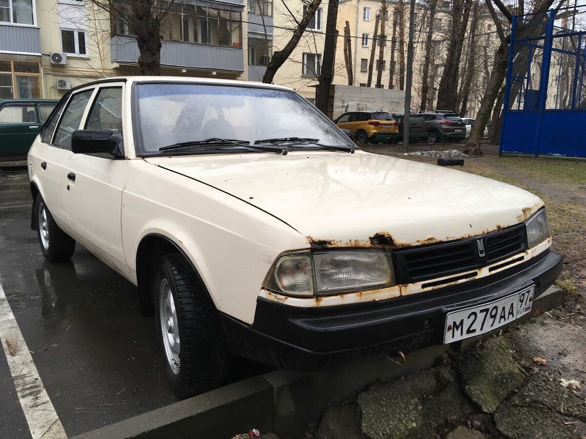 Время машину не пощадило. По всему кузову полно очагов коррозии, а капот и вовсе в дырах. Хотя это обычное явление для Москвичей 41-го семейства.