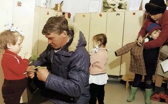 Забирать ребёнка из детского сада могут без проблем только сами родители. На других людей нужно писать доверенность