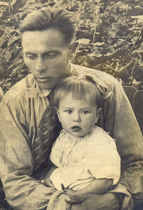 Иван Васильевич с дочерью Валей