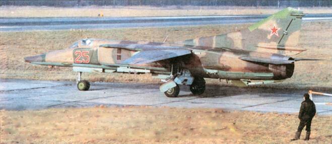 МиГ-27 являлись основными истребителями-бомбардировщиками в частях 16-й Воздушной армии, находясь на вооружении четырех авиаполков. Этот МЙГ-27К, запечатленный на аэродроме Альтенберг, принадлежал 911-му АПИБ, который базировался на авиабазе в Бранде. 