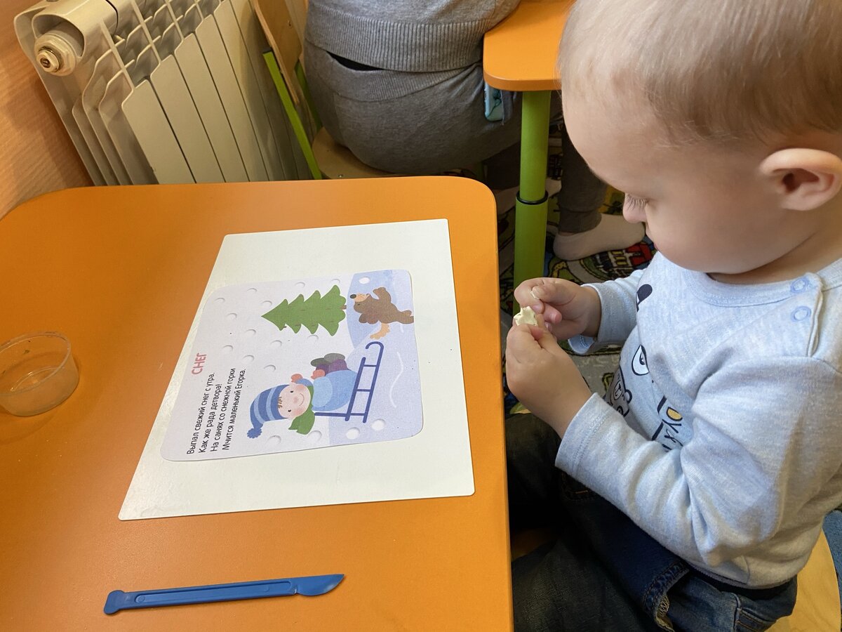 Лепим снежинки из пластилина.