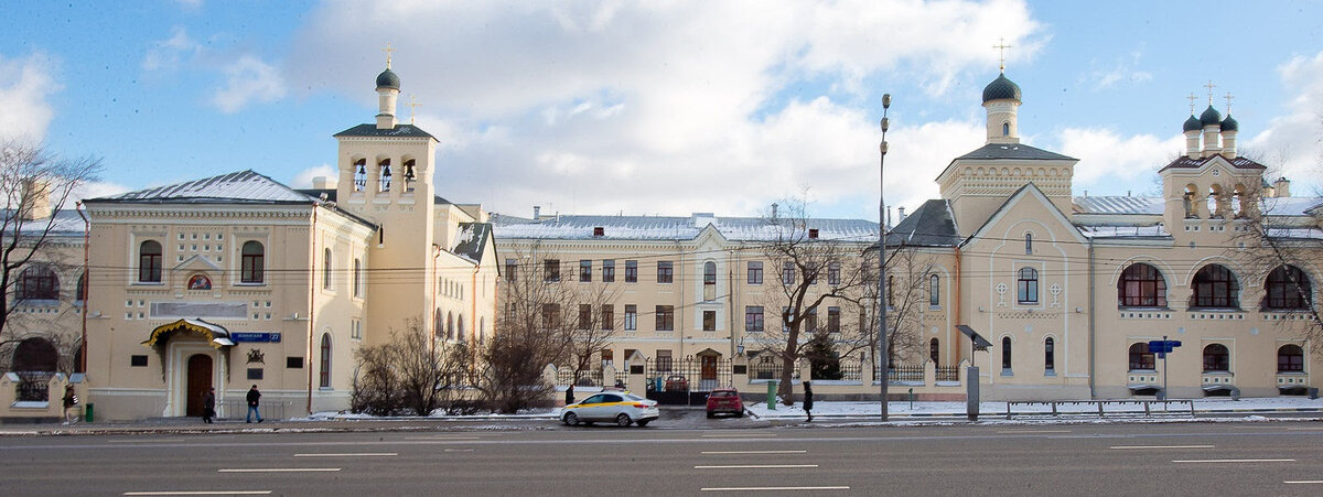 Больница святителя Алексия. До 1917 года Медведниковская богадельня.