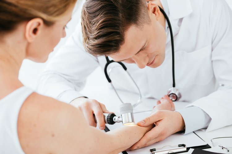 Заподозрить дефицит витамина B12 в организме можно по кожным изменениям, считают медики из Американской академии семейных врачей. Они назвали три характерных признака, сообщает издание Express. 
Эксперты акцентируют внимание на том, что витамин B12 участвует в синтезе ДНК, красных кровяных телец и включает программу самоуничтожения злокачественных клеток. Он также важен для нервной системы, поэтому дефициты нужно своевременно компенсировать.

Недостаток В12 может вызвать гиперпигментацию, когда отдельные участки кожи приобретают темный цвет. Они напоминают так называемые печеночные пятна на теле пожилых людей.

Второй симптом дефицита – витилиго, когда на теле появляются белые пятна. Они образуются на руках, ногах, шее, лице и со временем распространяются по всему телу.

Если дефицит витамина В12 сопровождается повышением уровня билирубина в крови, то кожа и слизистые оболочки приобретают желтый оттенок.

В свою очередь сотрудники Гарвардской медицинской школы предупреждают, что его нехватка часто маскируется под другие заболевания и может проявляться в онемении или покалывании в конечностях, шаткости при ходьбе, беспричинной усталостью, забывчивостью. Дефицит развивается медленно, поэтому симптомы проявляются не сразу, а постепенно, усиливаясь по мере накопления, предупреждают ученые.