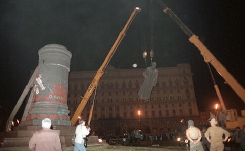 Демонтаж памятника Феликсу Дзержинскому в Москве, 1991 г. (Фото: Геннадий Хамельянин / ТАСС) 