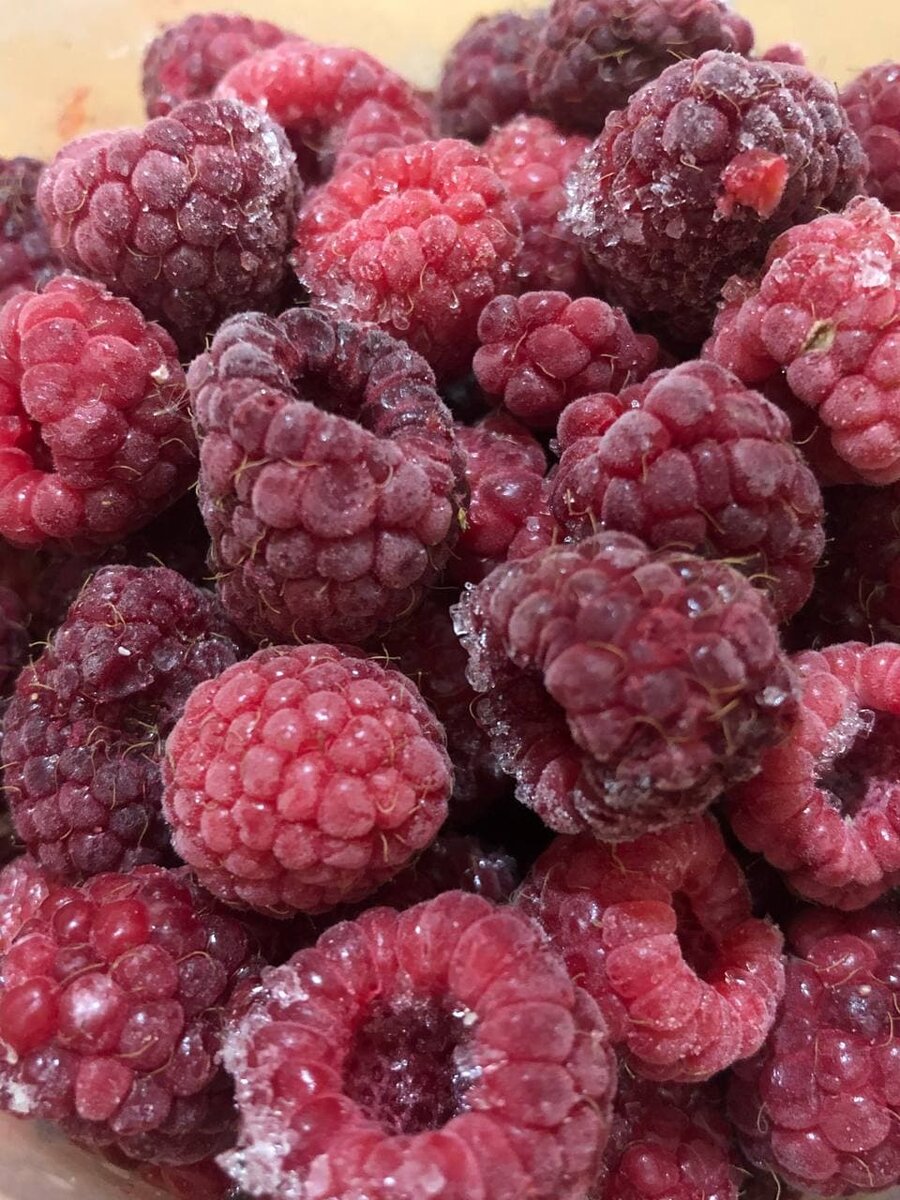 Личное фото из архива. Собранная малина осенью.