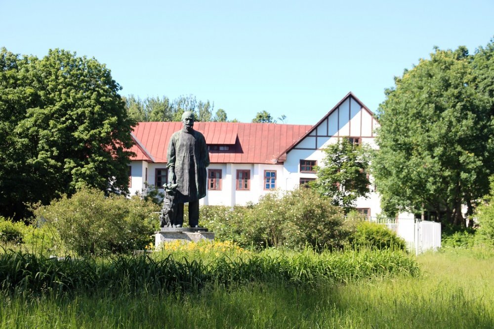 Памятник И. Павлову в научном городке на Колтушских высотах. Фото Сергея Бабушкина, ЖЖ babs71