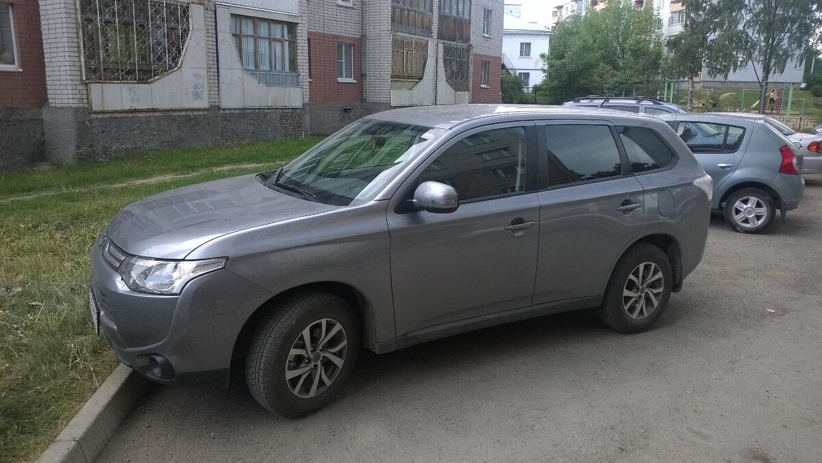 Вот так и выглядит до сих пор. Митсубиси  Аутлендер III, 2013 г. в.