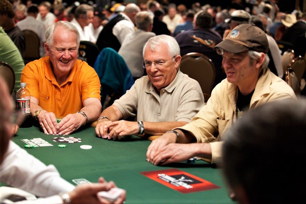игра в покер. казино покер. меняющий покер. меняющий покер. игрок ривер покер.