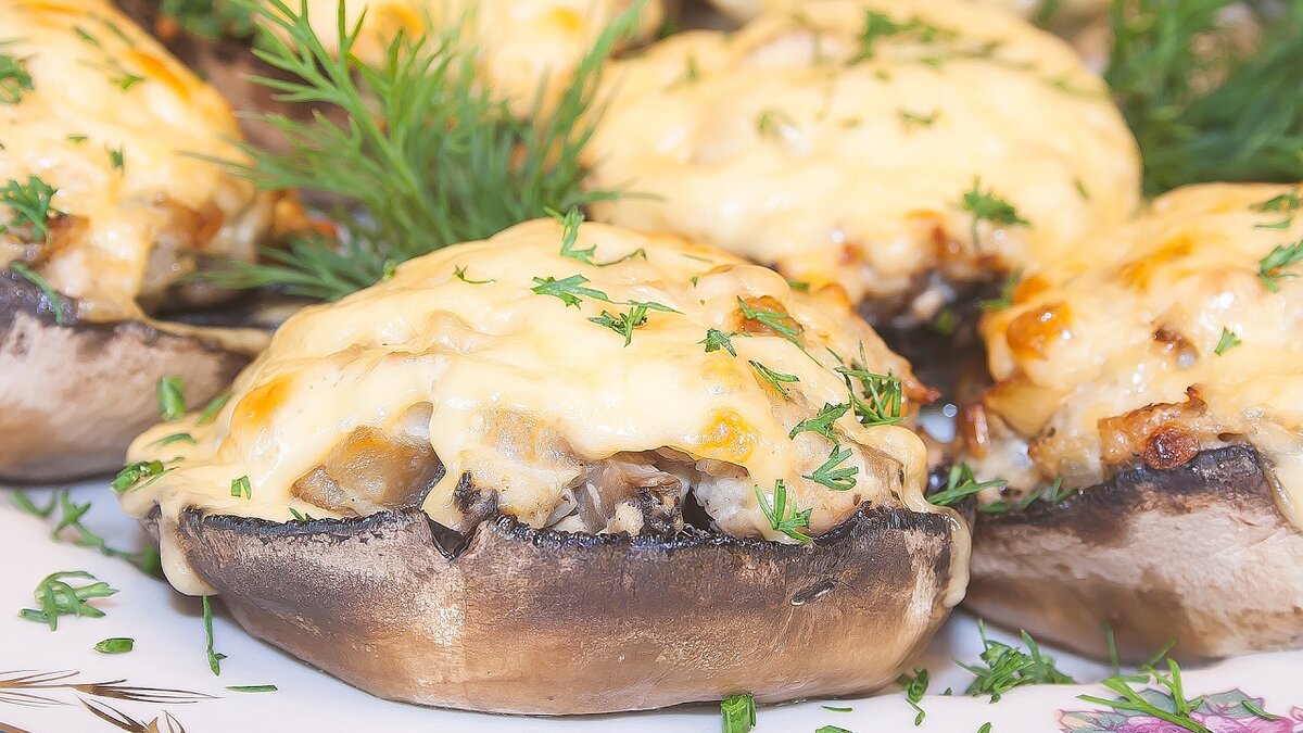 Шампиньоны с курицей и сыром фото. Шампиньоны фаршир сыром. Шампиньоны фаршированные курицей и сыром. Шампиньоны фаршированные курицей. Дина грибочки фаршированные