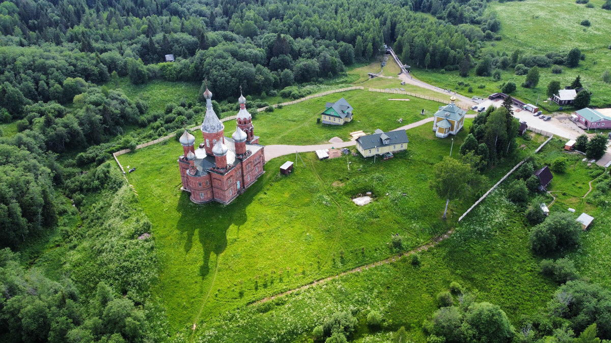Панорама деревни Волговерховье: вид на Ольгинский женский монастырь и Исток Волги. Фото: Алексей Алексеев