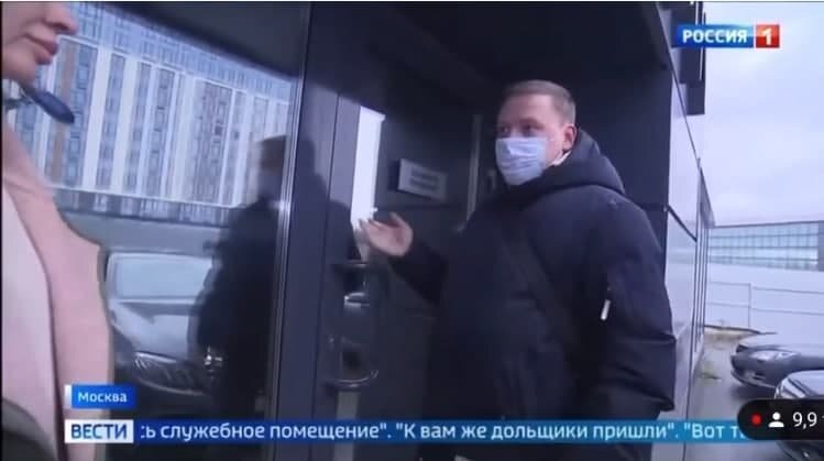 Безуспешные попытки попасть в офис застройщика. Кадр из видеосюжета на эту тему