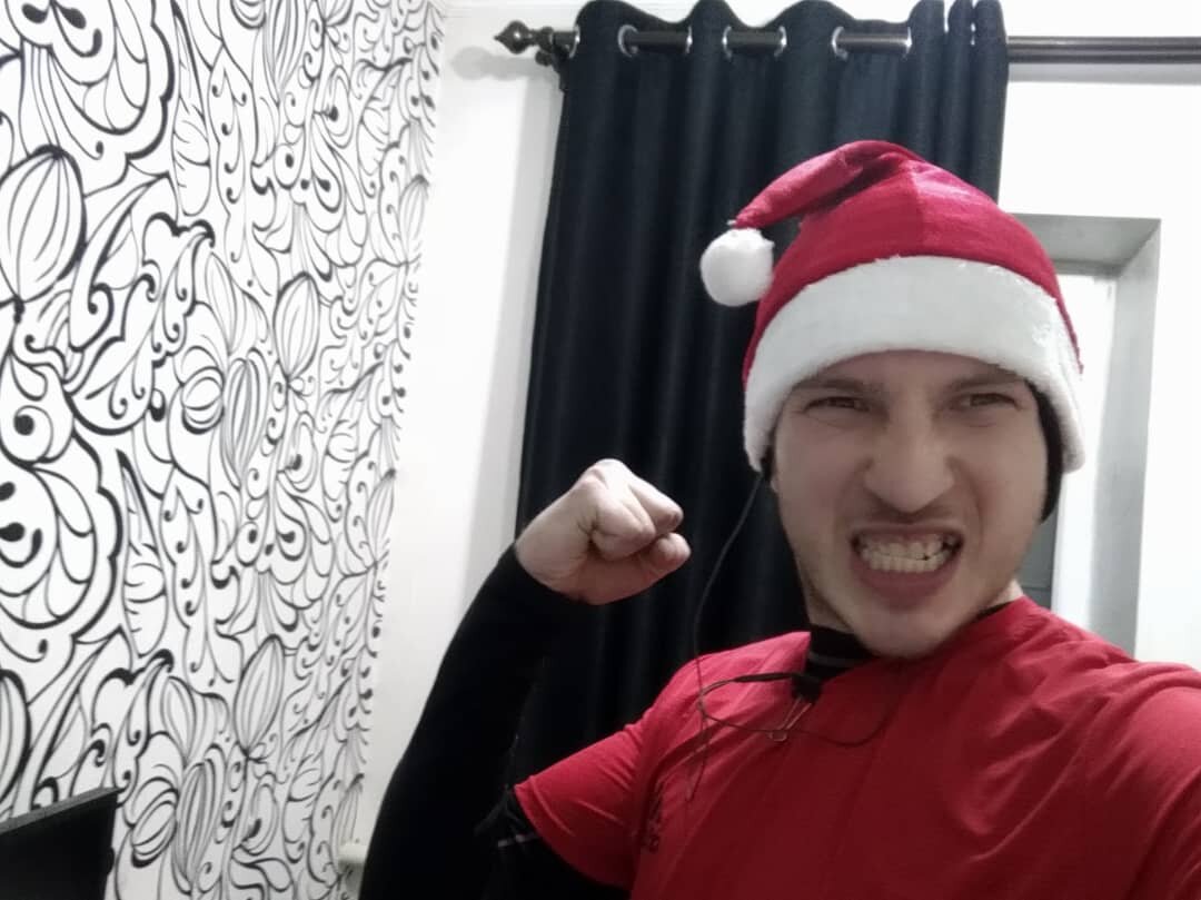 Боевое настроение перед забегом, и да, в шапке деда мороза.