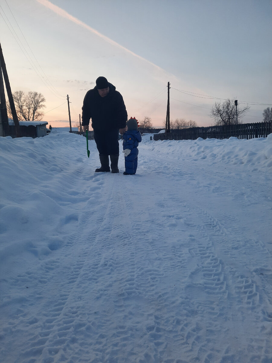 С дедом на прогулке