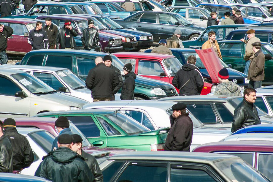 Дефицит подержанных автомобилей превратил автомобильный рынок в рынок продавца. Фото: Олег Харсеев/Коммерсантъ
