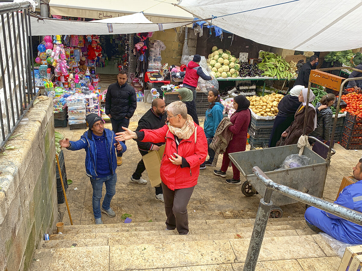 Олеся в Сальте, спрашивает дорогу к церкви у местного торговца. Фото автора